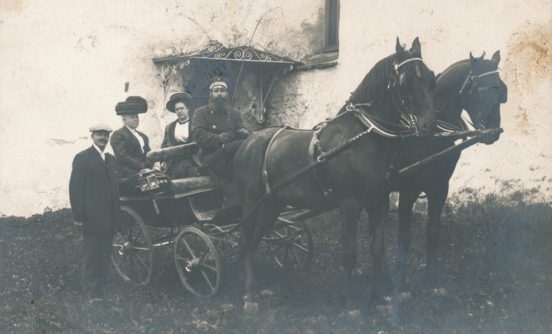 Kutsar vedruvankri, reisijate  ja hobustega