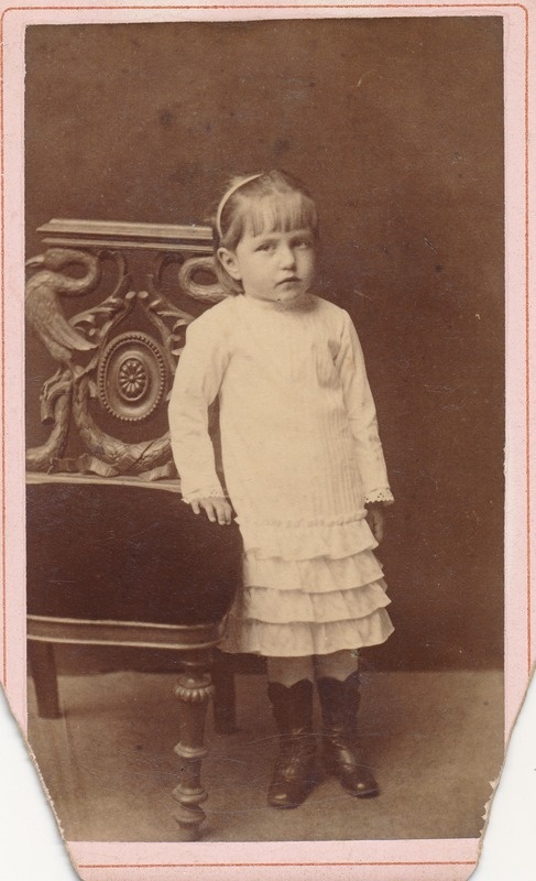 Tütarlaps valges kleidis