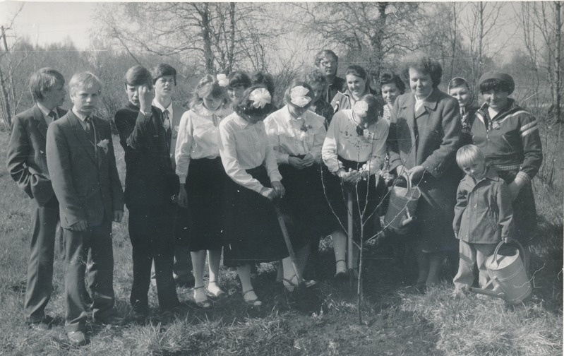 Annikvere 8-kl kooli lõpetajad puud istutamas