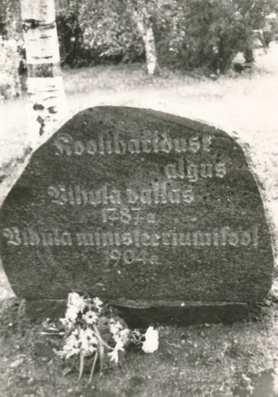 Vihula koolihariduse mälestuskivi