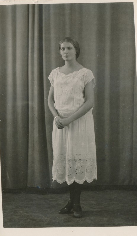Noor naine valges kleidis