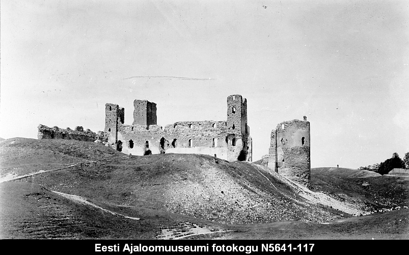 Rakvere lossi varemed, vaade lõunast