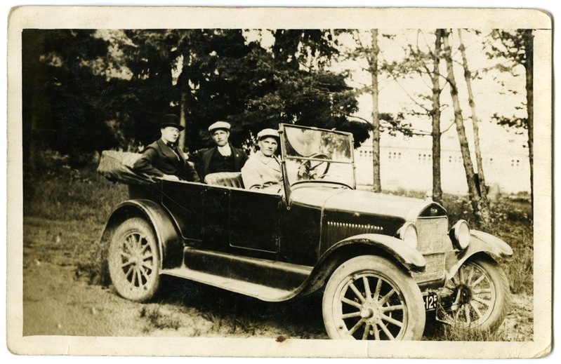 Sõiduauto juhi ja kahe reisijaga