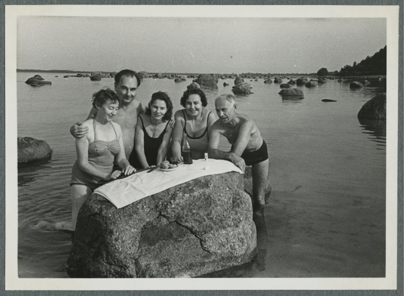 Valter (vasakult 2.) ja Ella (vasakul 4.) Toomsalu kaaslastega mere ääres, rannakivi ümber piknikul.