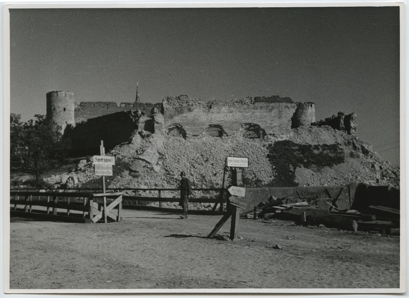 Sõjapurustused Narvas - Ivangorodi kindlus.
