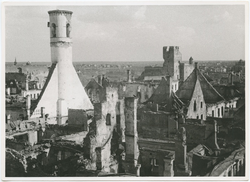 Sõjapurustused Narvas. Narva Linnakiriku (Issanda Muutmise peakiriku) varemed.