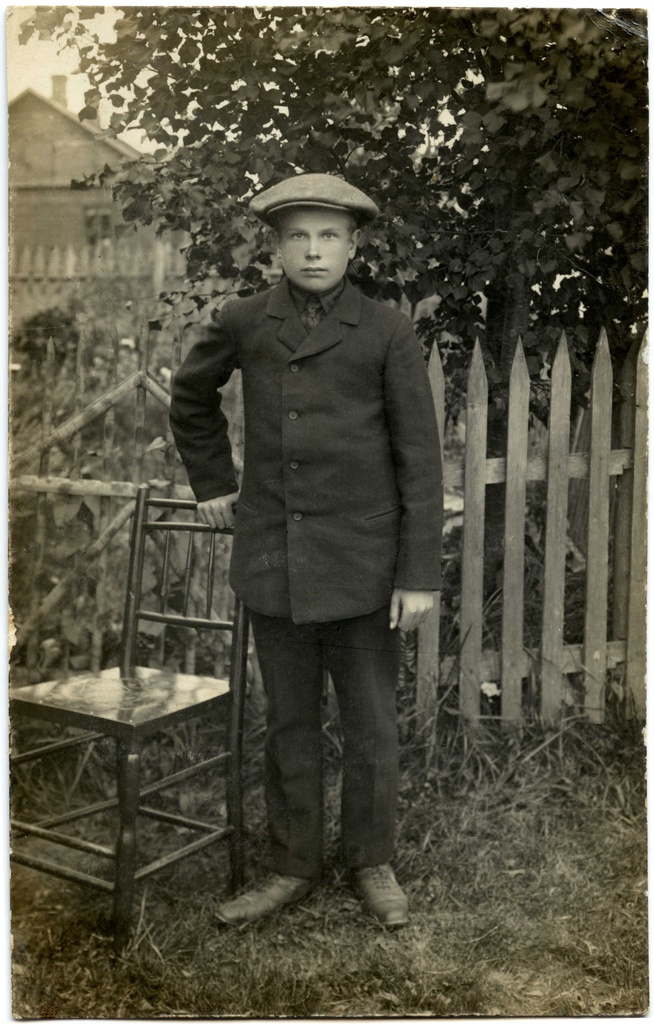 Täisportree: tuvastamata poiss ülikonna ja mütsiga (Türi ümbrusest).