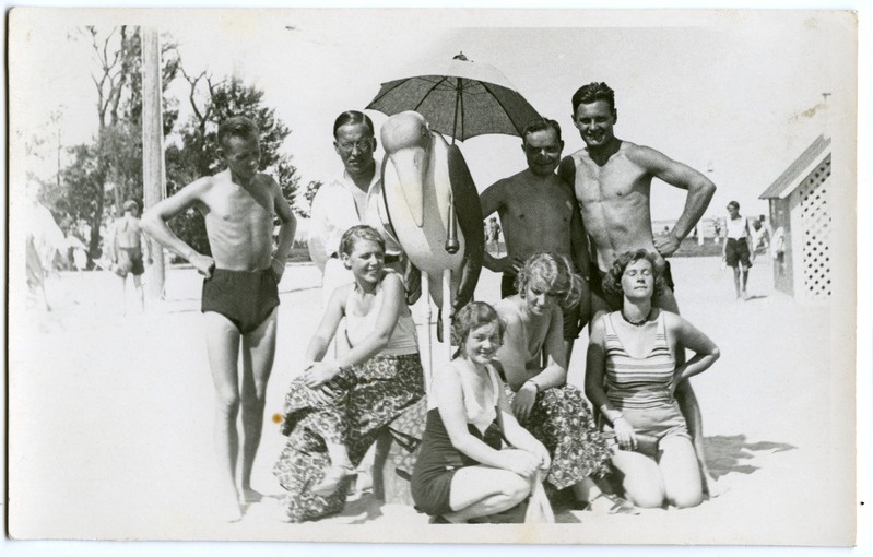 Grupipilt skulptuuriga: puhkajad Haapsalu rannas.