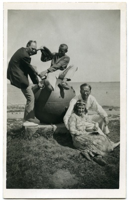 Grupipilt: puhkajad Haapsalu rannas.  duplicate photo