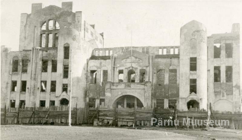 Photo, the ruins of the Pärnu "Endla" theatre before their crushing.
