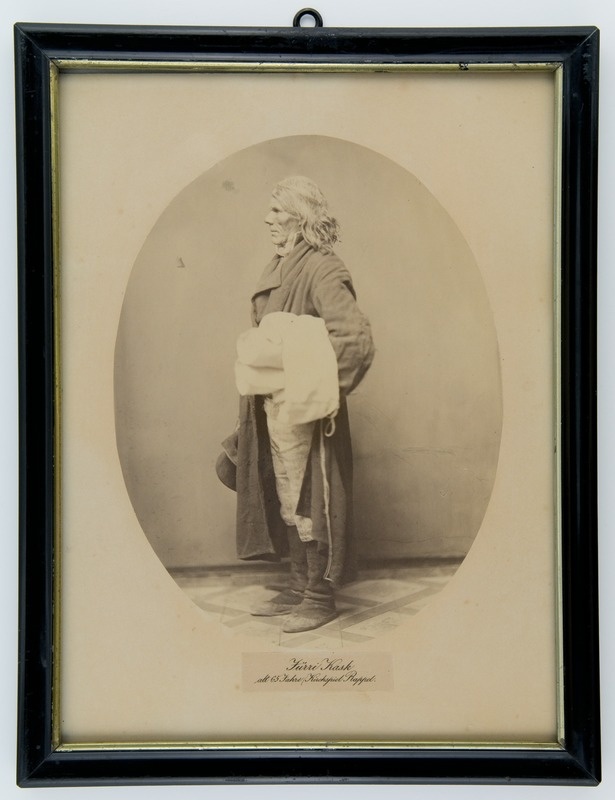 Portree: Jürri Kask, 65-aastane, Rapla kihelkonnast. Ch.Borchardti portreede sarjast "Eesti tüübid". Sari (kokku 12 portreed) hinnati hõbemedali vääriliseks 1867.a Moskva Keiserliku Ülikooli Loodusuurijate Seltsi ülevenemaalisel etnograafianäitusel.