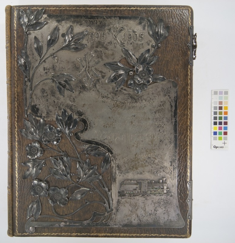 Fotoalbum: Raudteejaamad Tallinn-Väike liinil ja teenistujate portreed 1895-1905 - Pärnu, Valga, Mõisaküla, Viljandi ja Tallinna raudteeliinil asuvad jaamahooned, sillad, truubid jt objektid; raudteeliini juhtisikute portreed.