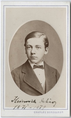 Foto albumis: Tallinna Kubermangugümnaasiumi abiturientide portreed. Heinrich Dehio  duplicate photo