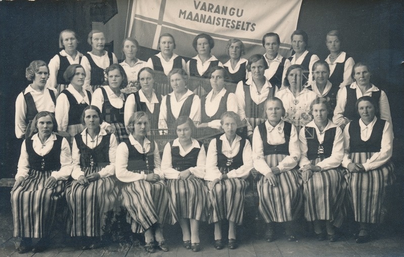 Grupp rahvariietes naisi