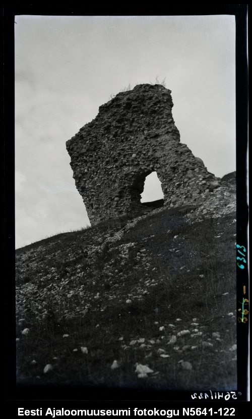 Lossivaremed, nn. "Häbivärav" lõunaküljel