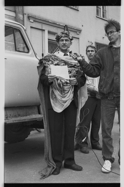 Dionysia 1992, opening of the festival at the Raekoja Square; on the left Jüri Lumiste