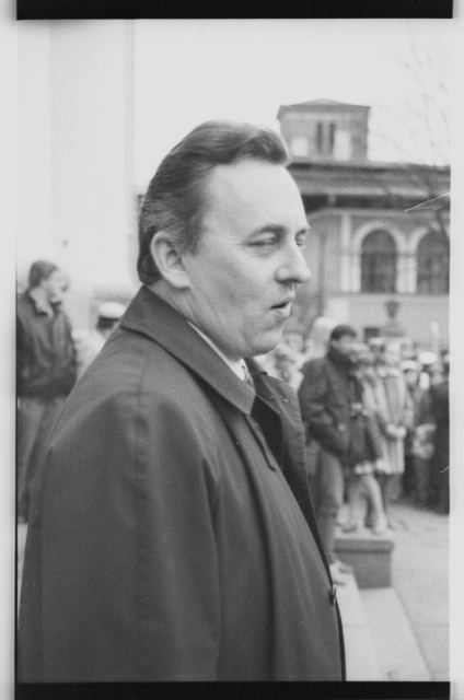 Spring Days of students 1992, Volbriöö; Rector Jüri Kärner in front of the main building of the University of Tartu