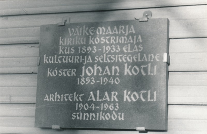 Mälestustahvel Johan ja Alar Kotli kodumajal Väike-Maarjas