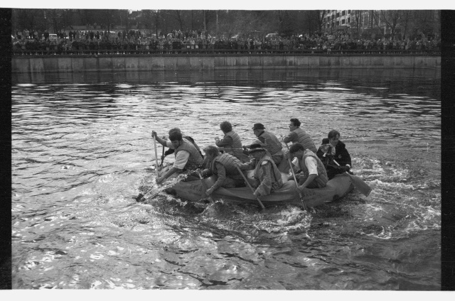 Spring Days of students 1992, in front of the boat rally Kaunas Emajõel