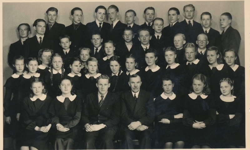 Rakvere Gümnaasiumi õpilasi ja õpetajaid