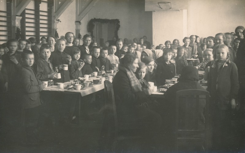 Lapsed ja vanad söögilaudade taga