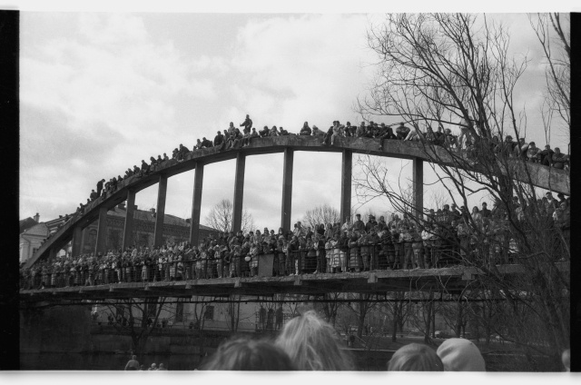 Spring Days of students 1992, in front of the boat rally Kaunase Emajõel; viewers on the Karsilla