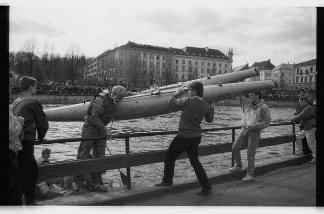 Spring Days of students 1992, in front of the boat rally Kaunas Emajõel