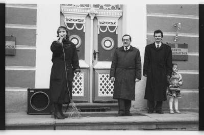 Spring Days of students 1992, Volbriöö; Ants Water Resurrection (in the middle) and Rait Toompere (with a child on the right) greeting students at the Raekoja Square  similar photo