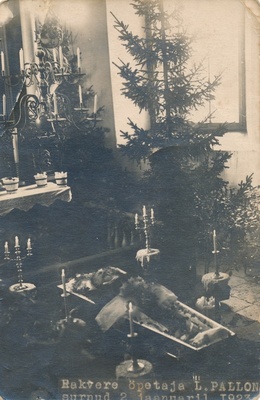 Rakvere kirikuõpetaja Leonhard Pallon kirstus  duplicate photo