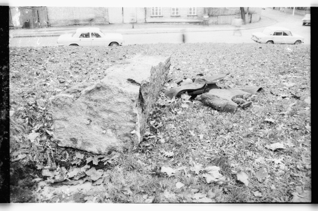 Broken monument on Toomemägi and view of Jakobi Street