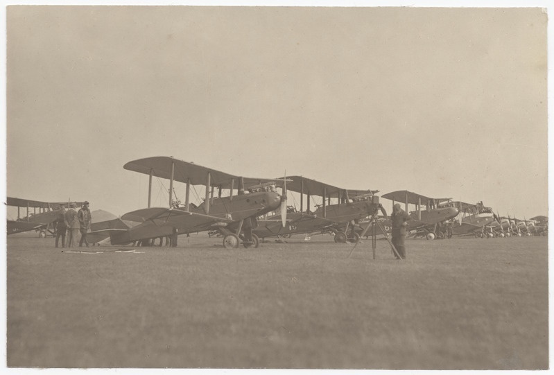 Lennukid Airco DH9 Lasnamäe lennuväljal