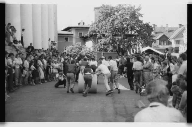 Postimehe päev 1992, printing paper rolling competition between Postimehe and Livonia Kroonika in front of the main building of ut