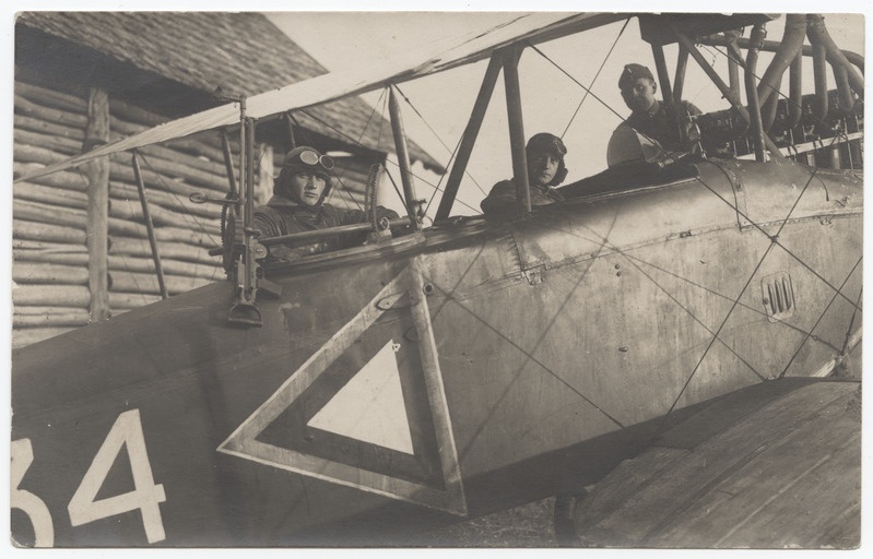 Eesti lennuväe lennuk DFW C.V nr 34 Jõhvis. Lennukis vaatleja Kalve, lendur Reimann ja motorist Neufeldt