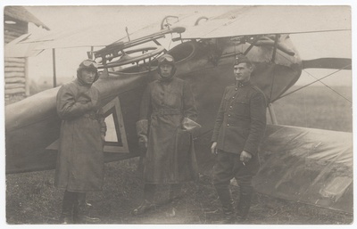 Lennuk Halberstadt Roland nr 61 ja meeskond. Vaatleja Raud, lendur Rotberg (Roo) ja motorist Kütt  duplicate photo