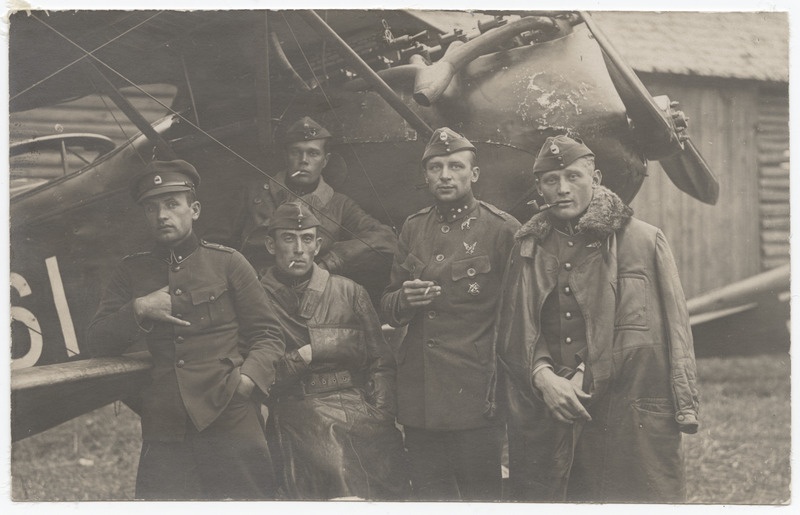 Grupifoto lennuki Halberstadt CL.IV nr 61 kõrval