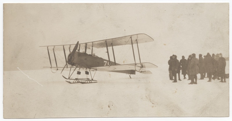 Lennuk Avro 504K nr 72 Naissaarel posti vedamas