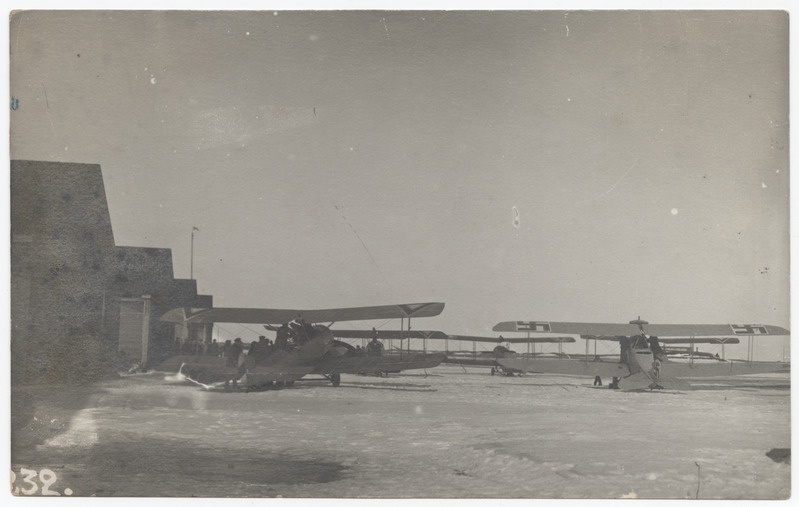 Soome lennukid DFW CV Lasnamäe lennuväljal