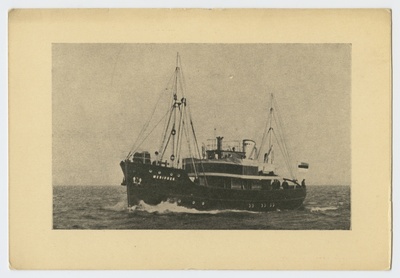 Hüdrograafialaev "Meripoeg" merel, ahtris lehvib sini-must-valge lipp  duplicate photo