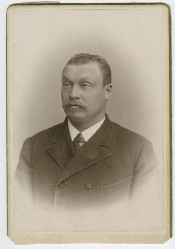 Ateljeefoto. Adolf Termit, portree