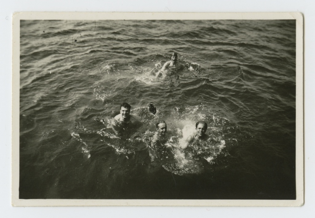 Mereväelased suplemas Sõjasadama akvatooriumis.