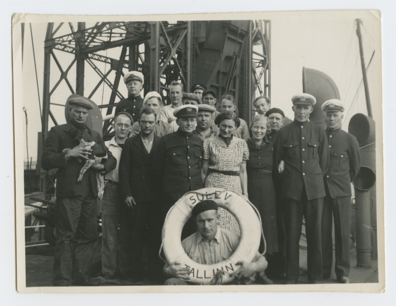 Kaubaaurik "Sulev" meeskond laevatekil koos koera ja päästerõngaga