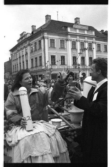 Dionysia 1992, opening of the festival at Raekoja Square; members of the Sinimandria Theatre Studio