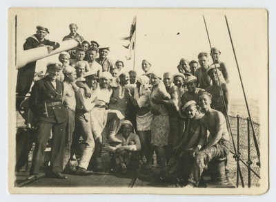 Miiniristleja "Wambola" meeskonnaliikmed laeva ahtriosas.  duplicate photo