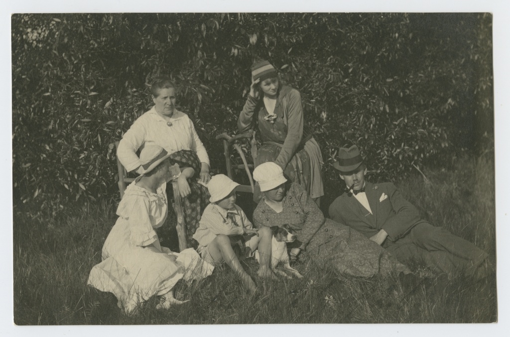 Johann-Arnold Rautsmann (Juhan Rautsma) (sugulastega?) Pirital aias 1920.a.