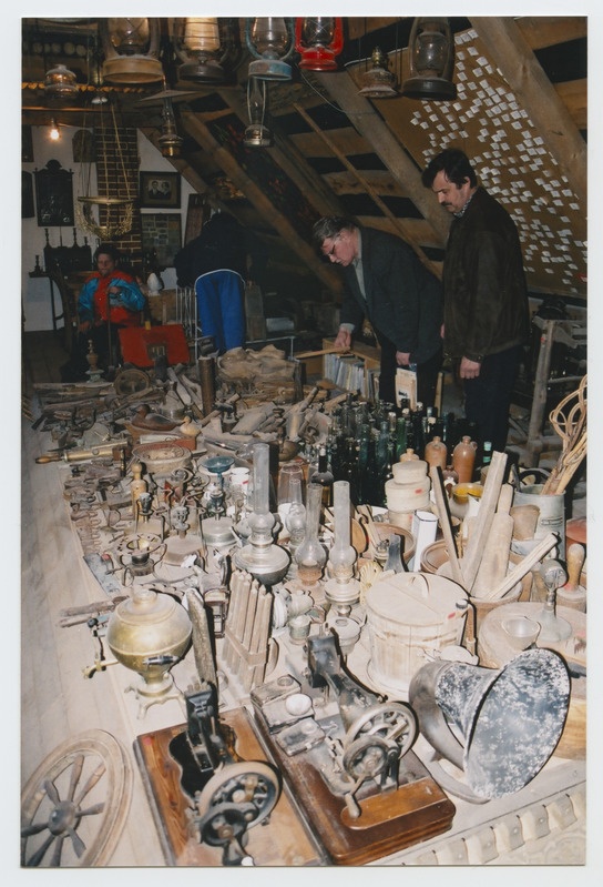 Eesti Meremuuseumi töötajad tutvumas Võistes kodu-uurija kogutud vanavaraga