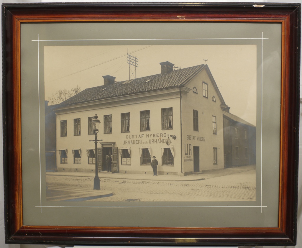 Inramat foto, Gustaf Nybergs Urmakeri och Urhandel på Västra Storgatan 11 i Nyköping