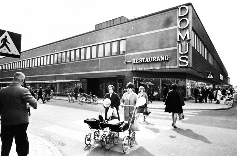 Kvinnor med barnvagn, vid nyöppnade Domus i Nyköping 1968