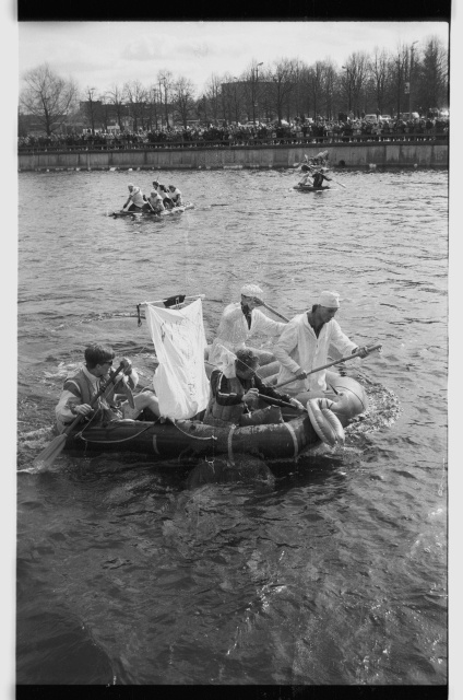 Spring Days of students 1992, in front of the boat rally Kaunas Emajõel