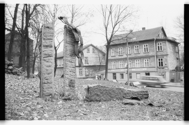 Broken monument on Toomemägi and view of Jakobi Street