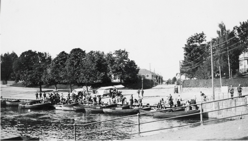 Försäljning av fisk vid Fiskbron i Nyköping omkring 1920